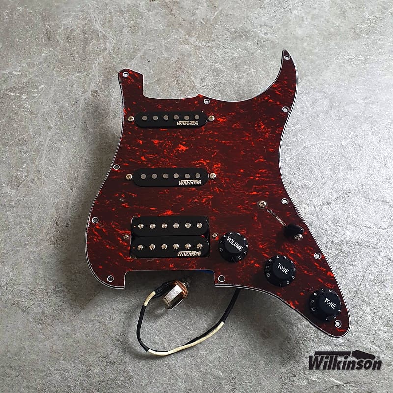 Wilkinson Prewired Stratocaster Loaded Pickguard SSH! Röd pärla