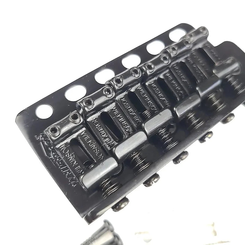 Wilkinson WV6 Tremolo Bridge med böjda stålsadlar för Stratocaster gitarr!